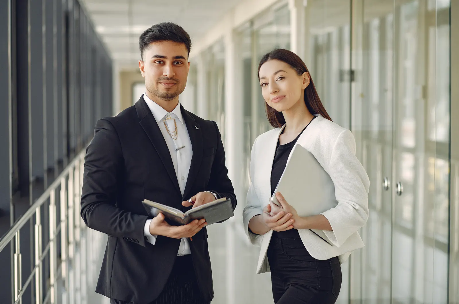 Profesionales de un equipo internacional colaborando en la oficina
